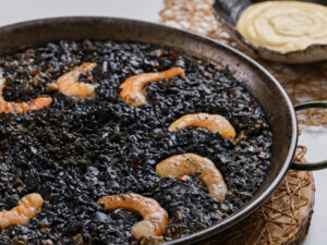 Paella de arroz negro