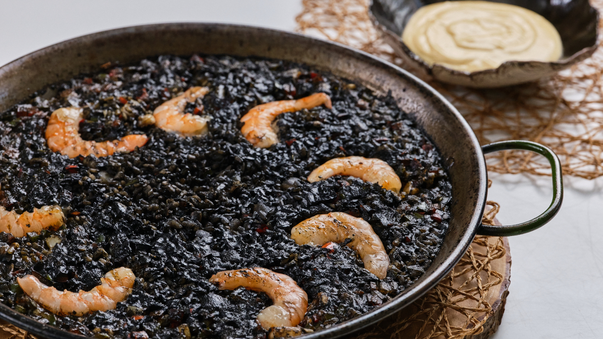 Paella de arroz negro
