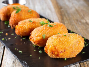 Langostinos (Croqueta de merluza y gambas con un langostino cocido en el centro)