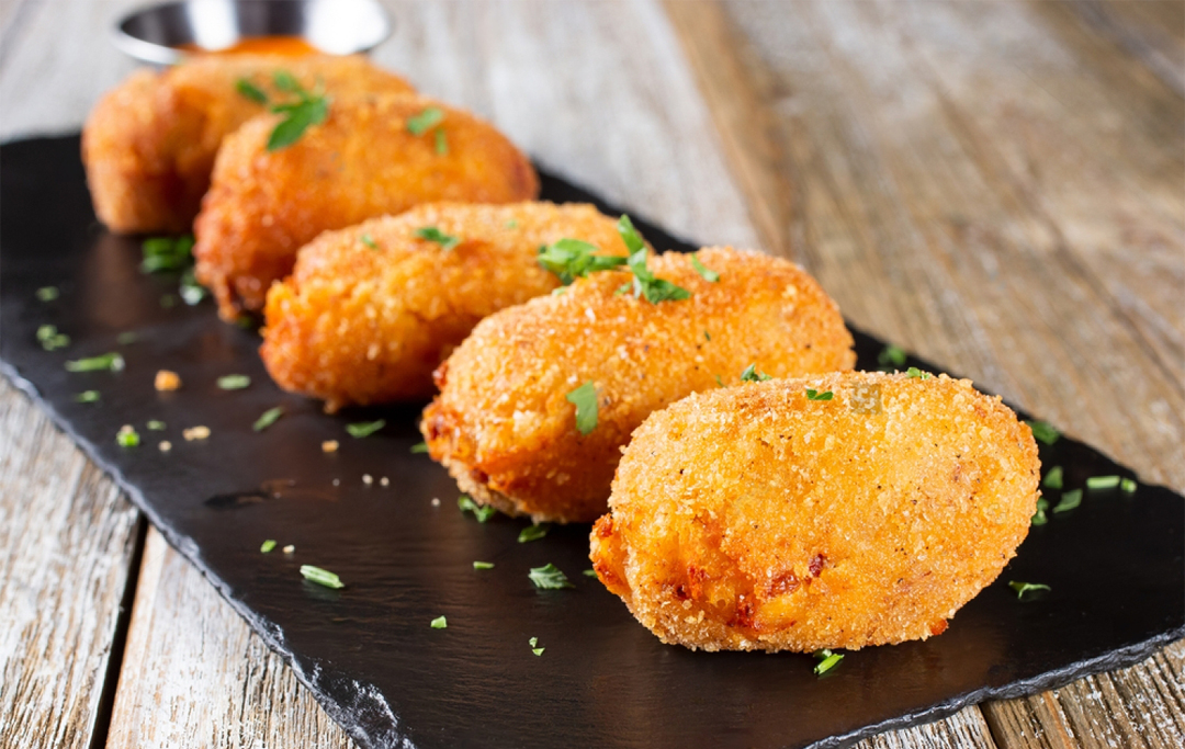 Langostinos (Croqueta de merluza y gambas con un langostino cocido en el centro)