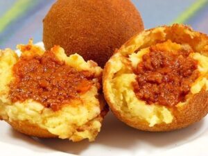 Boombas (Bola de patata rellena de carne picante)