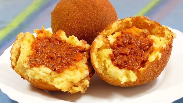 Boombas (Bola de patata rellena de carne picante)