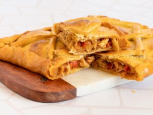 Empanada casera de atún con huevo duro y pisto