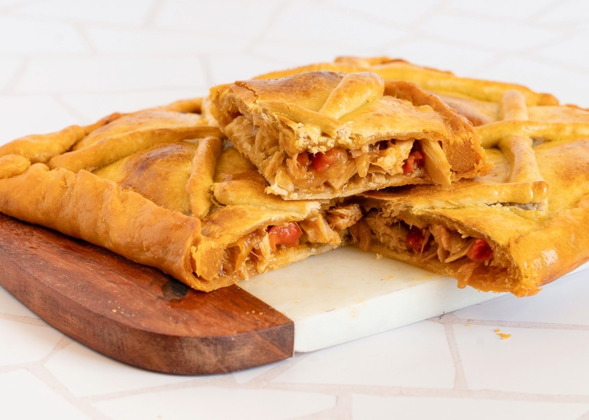 Empanada casera de atún con huevo duro y pisto