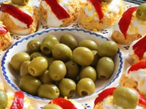 Huevos rellenos de atún