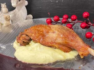 Confit de pato con coulis de frutos rojos