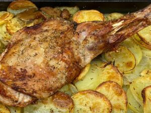 Paletilla de ternasco asado con patatas a lo pobre