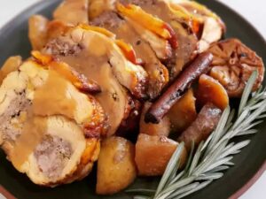 Pollo relleno con salsa de manzana